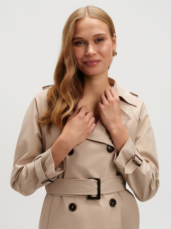 Klasyczny beżowy trencz 