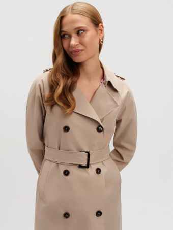 Klasyczny beżowy trencz 