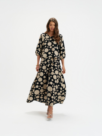 Spódnica z efektownym rozcięciem 