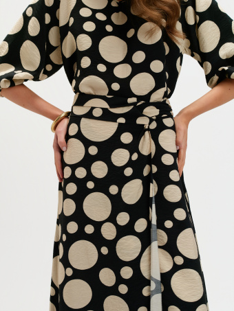 Spódnica z efektownym rozcięciem 