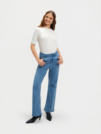 Niebieskie jeansy wide leg 