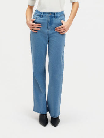 Niebieskie jeansy wide leg 