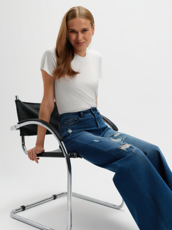 Granatowe jeansy wide leg z przetarciami 