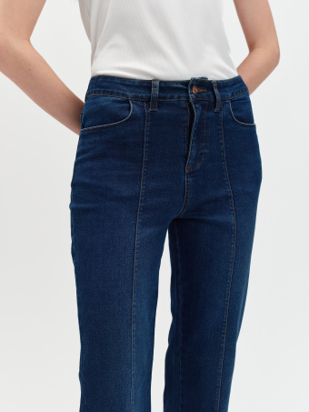 Granatowe jeansy flare z przeszyciami 