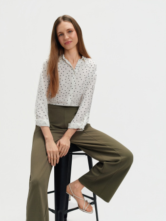 Zielone spodnie z nogawką w kant 