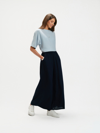 Granatowe spodnie z szerokimi nogawkami 