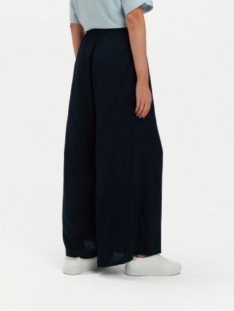 Granatowe spodnie z szerokimi nogawkami 