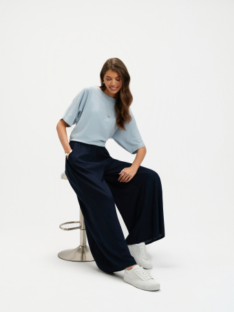 Granatowe spodnie z szerokimi nogawkami 