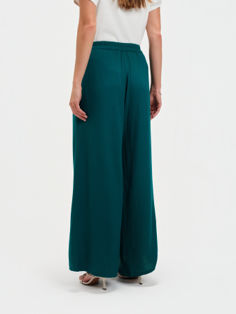 Turkusowe spodnie z szerokimi nogawkami 