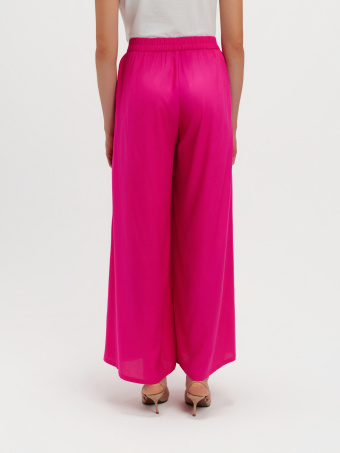 Różowe spodnie z szerokimi nogawkami 
