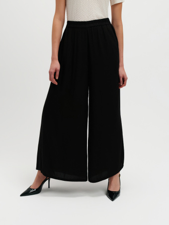 Czarne spodnie z szerokimi nogawkami 