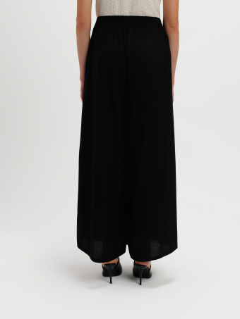 Czarne spodnie z szerokimi nogawkami 