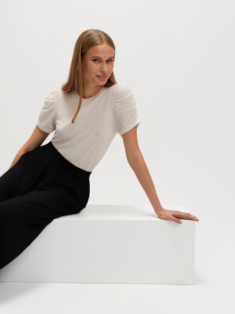 Czarne spodnie z szerokimi nogawkami 