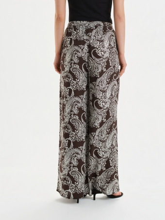 Brązowe spodnie z nadrukiem 