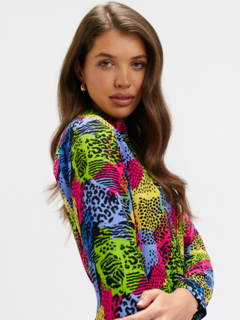 Multikolorowa sukienka z printem 