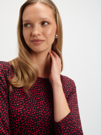 Wzorzysta sukienka z plisowanym dołem 