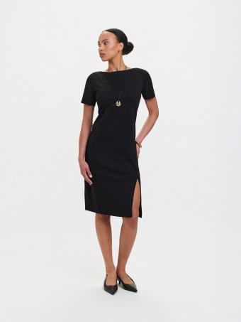 Ołówkowa sukienka z rozcięciem 