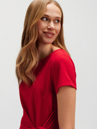 Czerwona sukienka z węzłem 