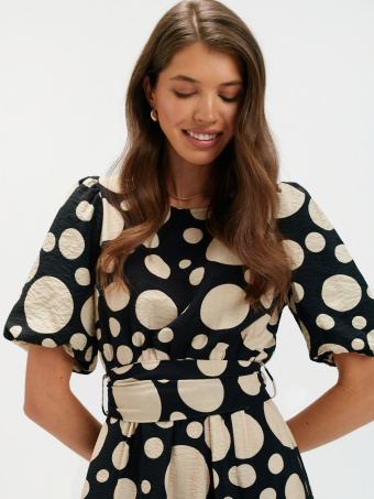 Sukienka maxi z printem w grochy 