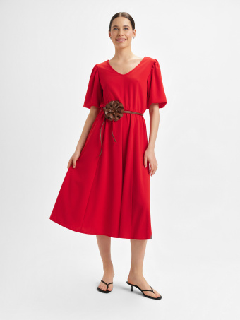 Czerwona sukienka z paskiem w talii 
