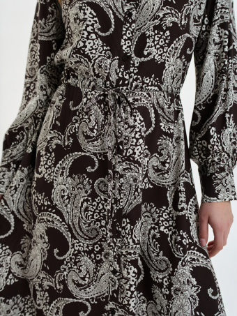 Brązowa sukienka z efektownym nadrukiem 