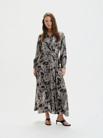 Brązowa sukienka z efektownym nadrukiem 