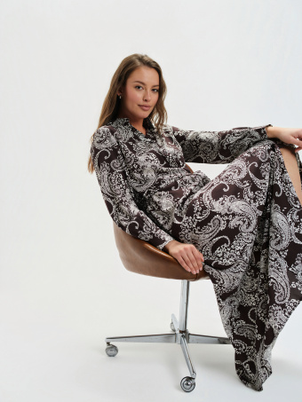 Brązowa sukienka z efektownym nadrukiem 