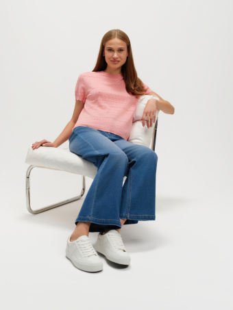 Pastelowy sweter z ażurowym haftem