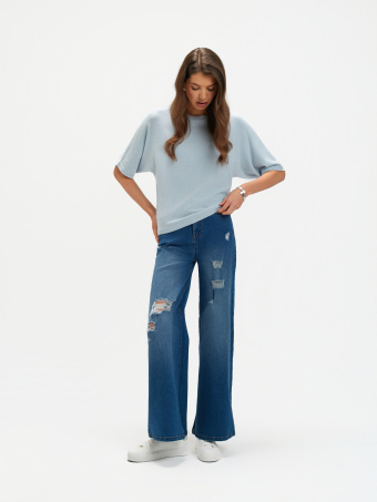 Błękitny sweter z luźnymi rękawami 