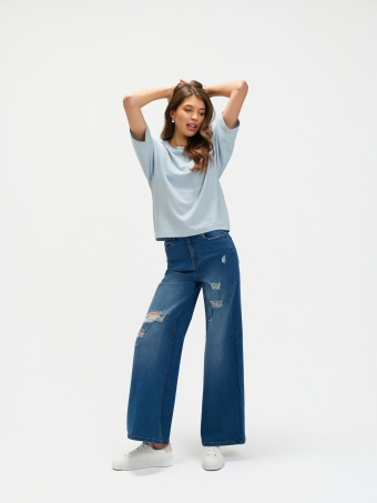 Błękitny sweter z luźnymi rękawami 