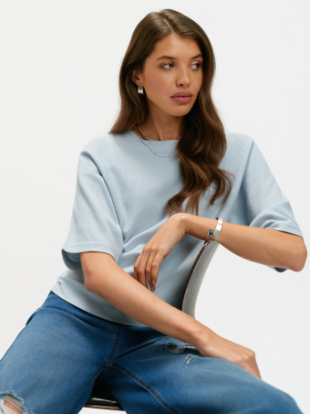 Błękitny sweter z luźnymi rękawami 