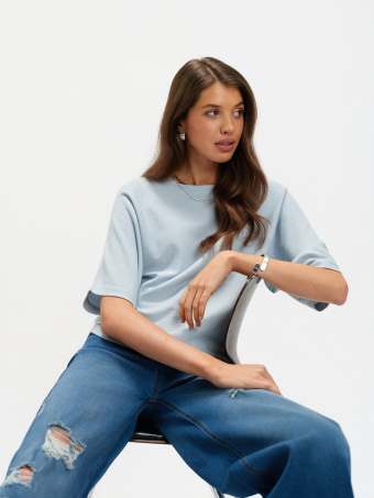 Błękitny sweter z luźnymi rękawami 