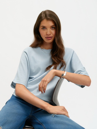 Błękitny sweter z luźnymi rękawami 