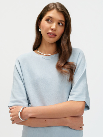 Błękitny sweter z luźnymi rękawami 