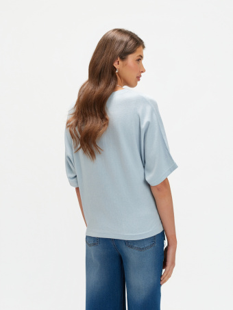 Błękitny sweter z luźnymi rękawami 