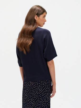 Granatowy sweter z luźnymi rękawami 