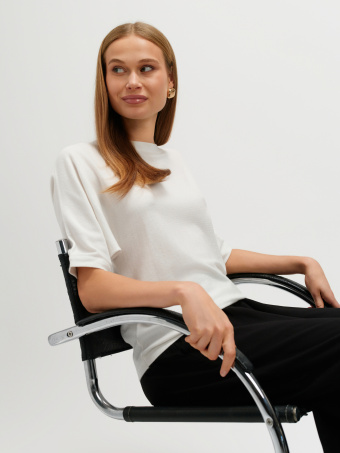 Biały sweter z rękawami typu nietoperz 