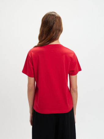 Czerwony top z napisem 