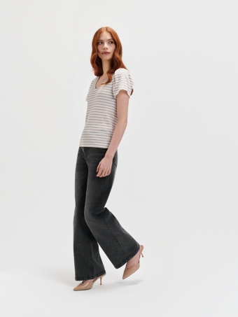 Top w beżowe paski z dekoltem w serek 