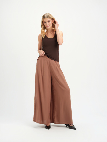 Top na ramiączkach w kolorze ciemnej czekolady 