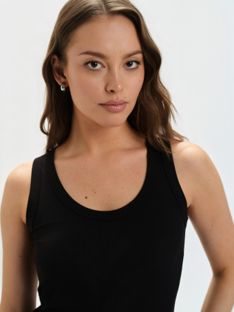 Czarny top na ramiączkach 