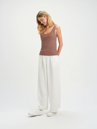 Beżowy top na ramiączkach 