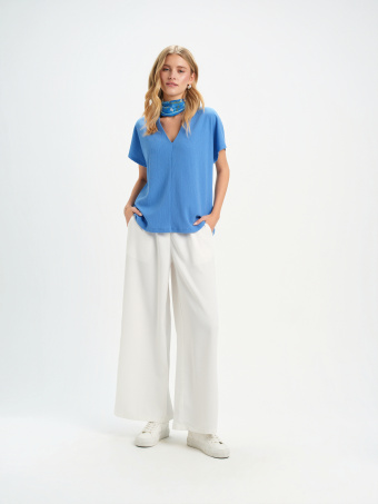 Niebieski top z dekoltem w serek 