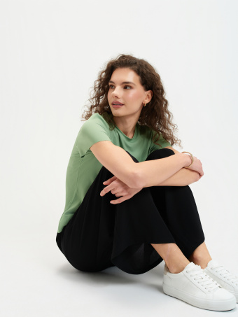 Oliwkowy top w prążki 