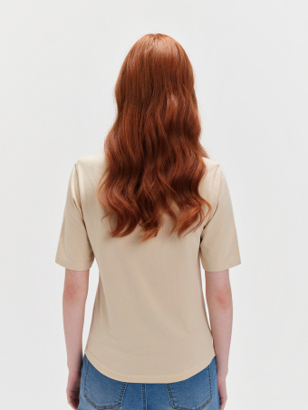 Beżowy top z dekoltem w serek 