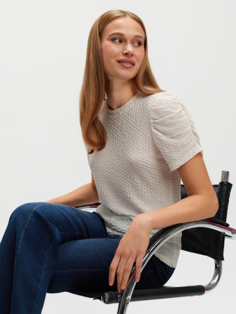 Top z fakturą z marszczonym rękawem 