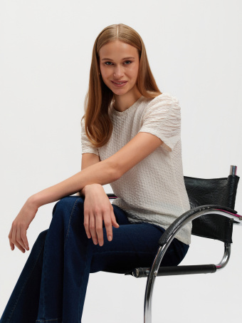 Top z fakturą z marszczonym rękawem 