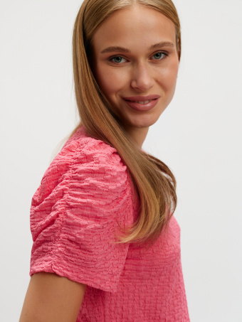 Różowy top z fakturą z marszczonym rękawem