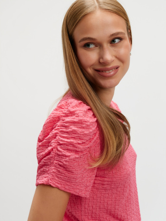 Różowy top z fakturą z marszczonym rękawem