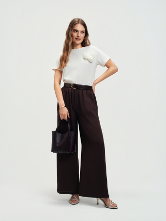 Biały top z różą 